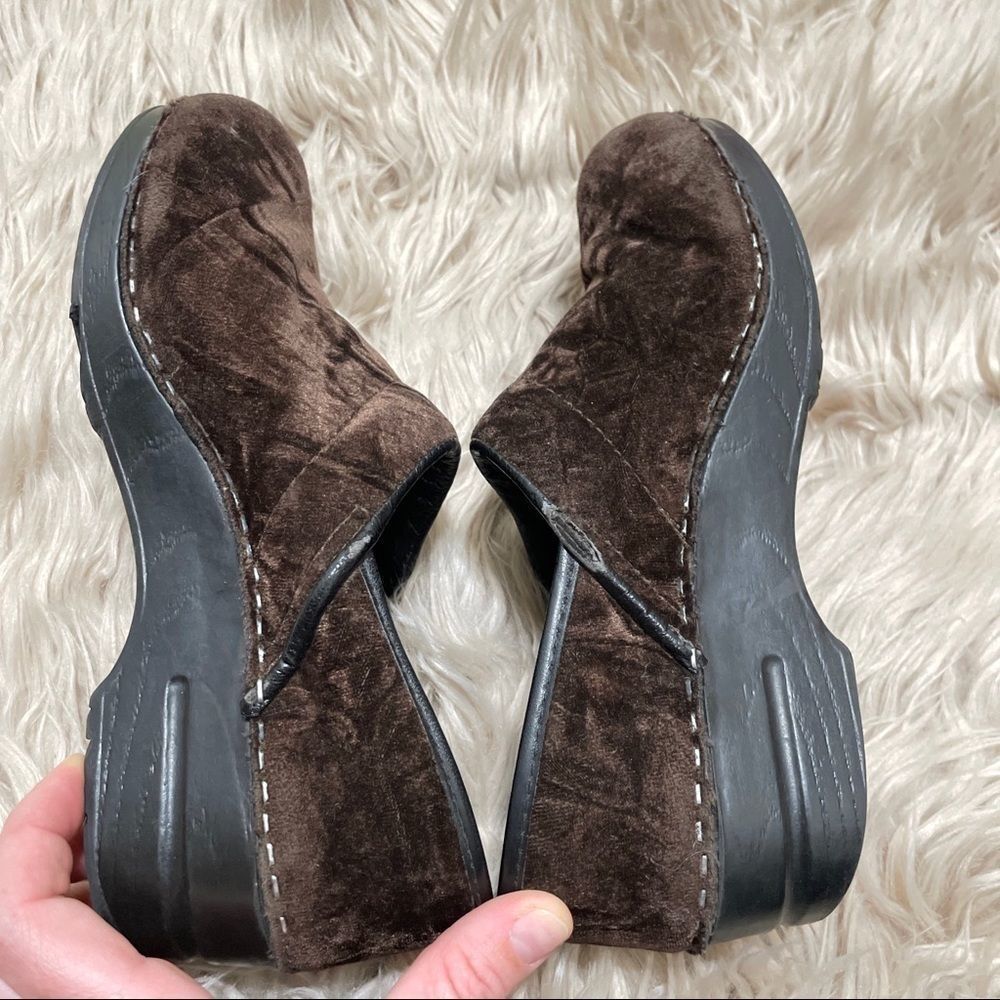 Brown velvet Dansko clogs size 37 (6.5-7) - Picture 7 of 11